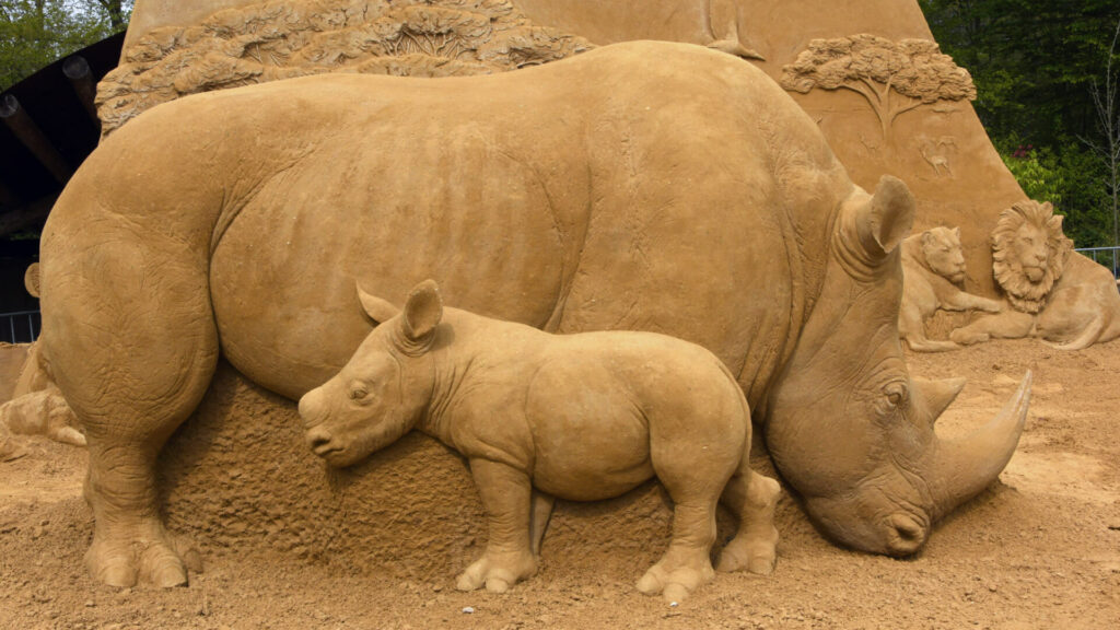 ZOO van ZAND sculptuur GaiaZOO savanna neushoorns